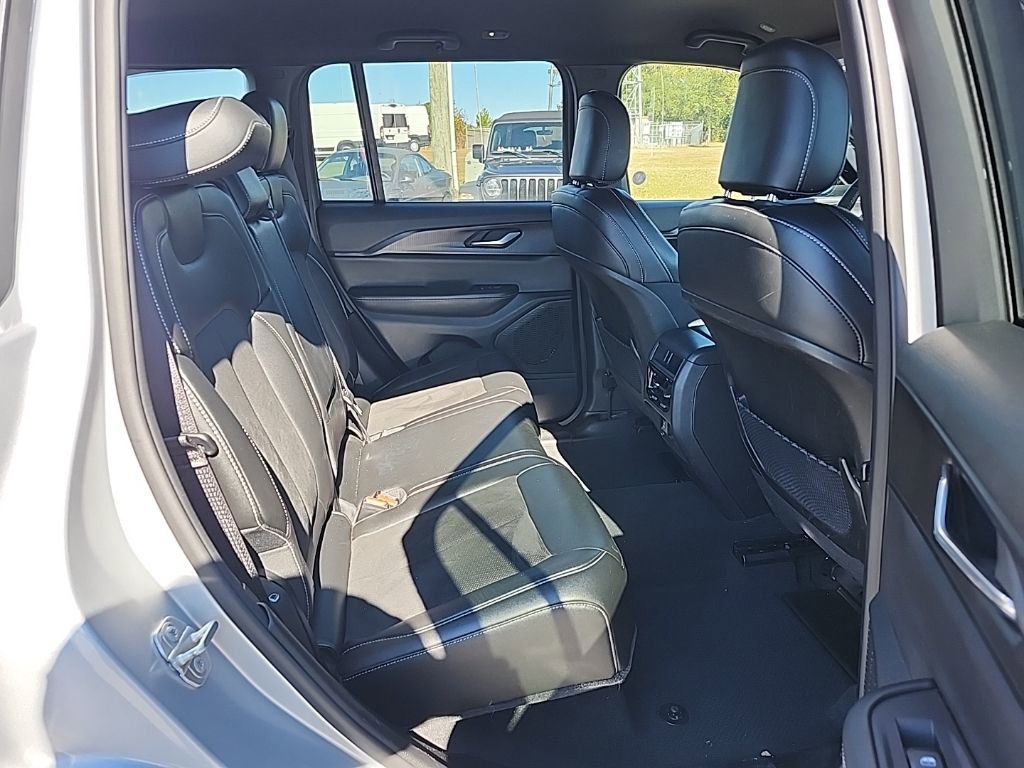 Used 2024 Jeep Grand Cherokee Altitude image 15