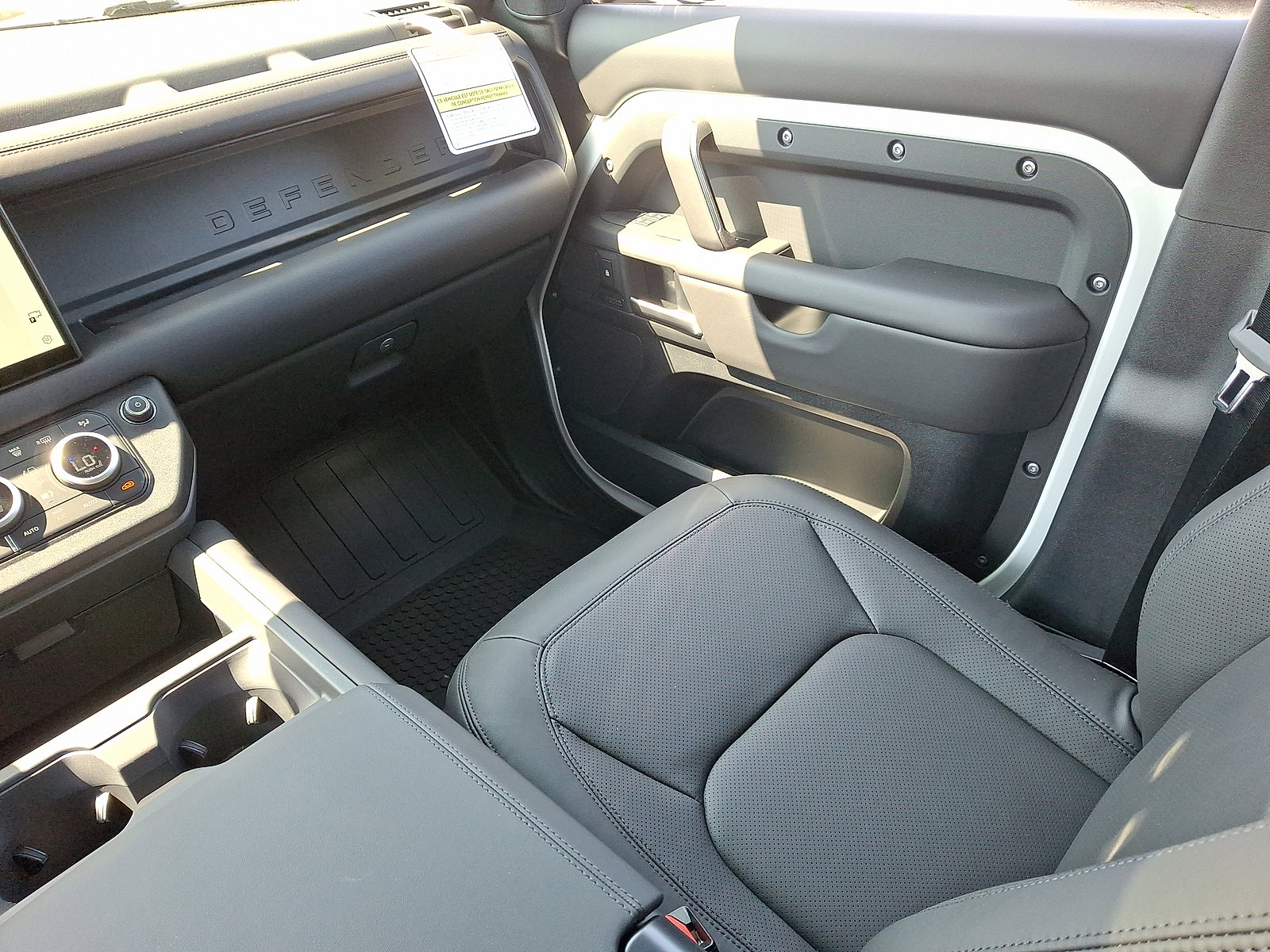 New 2025 Land Rover Defender 110 X-Dynamic SE image 13