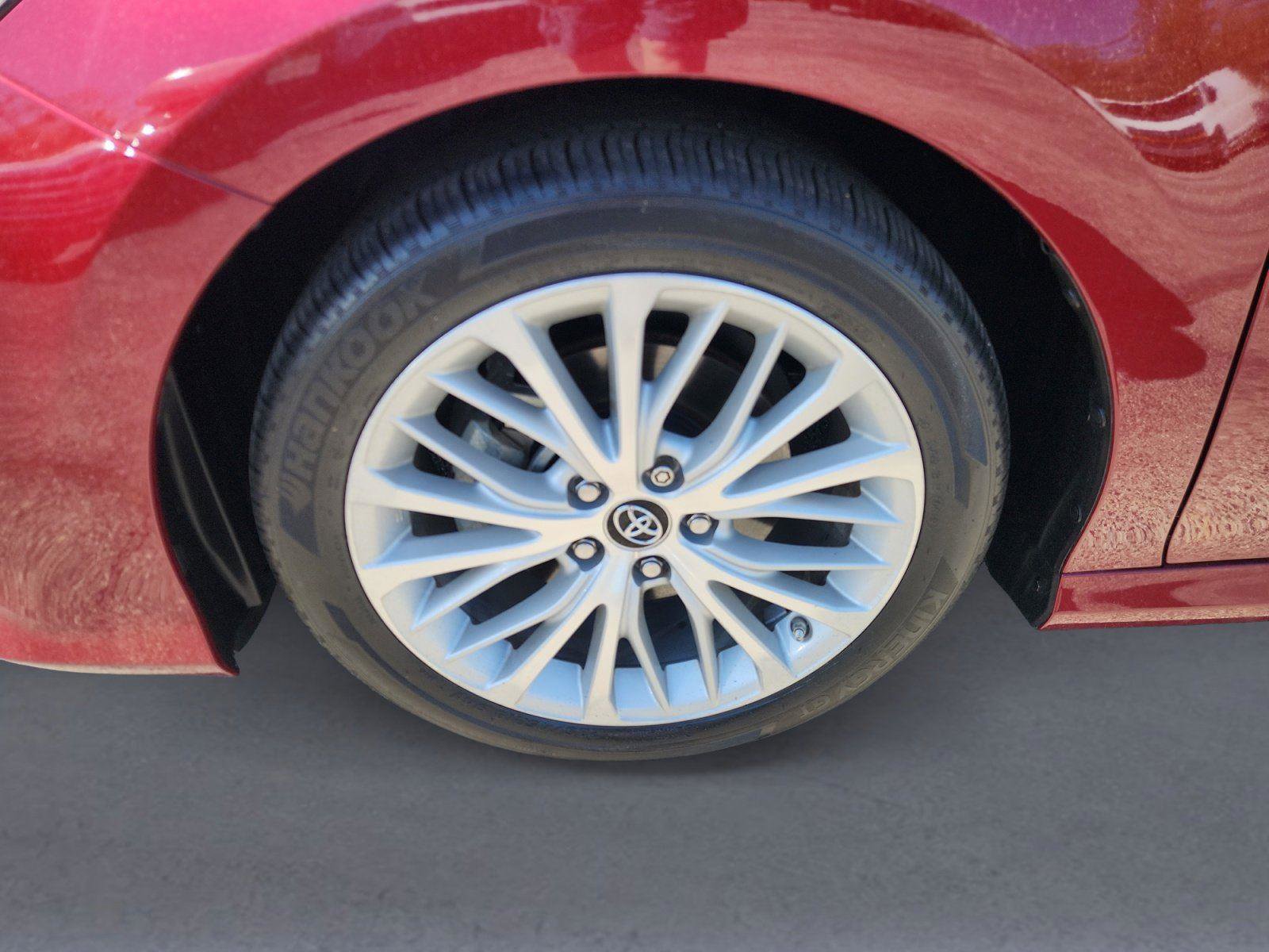 Used 2019 Toyota Camry XLE w/ Navigation Package FWD image 9