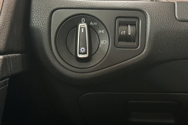 Used 2016 Volkswagen e-Golf SEL Premium w/ Driver Assistance Package image 32