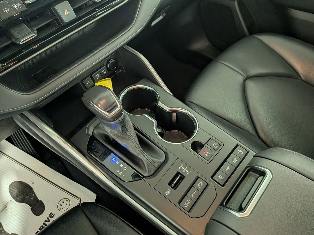 Used 2021 Toyota Highlander XLE image 27