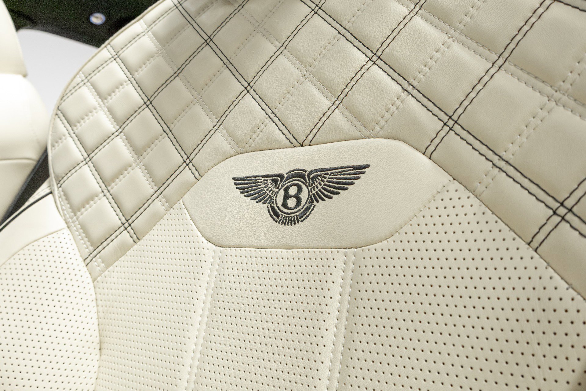 Used 2021 Bentley Bentayga w/ First Edition Specification AWD/4WD image 8