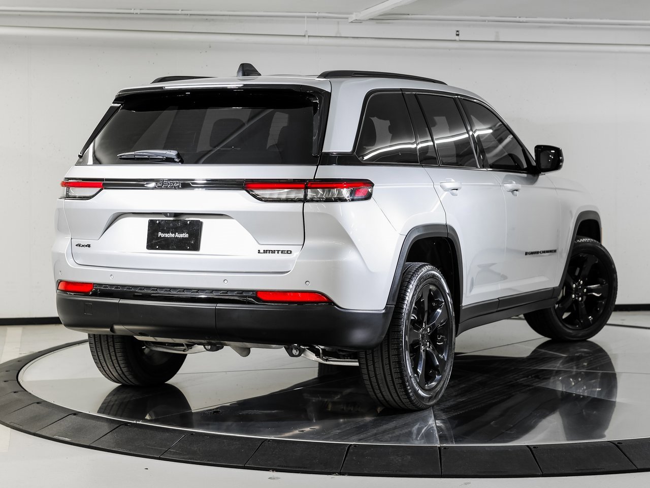 Used 2024 Jeep Grand Cherokee Limited w/ Black Appearance Package image 7