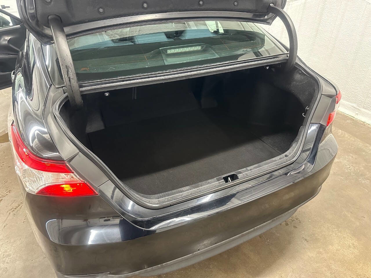 Used 2018 Toyota Camry LE image 31