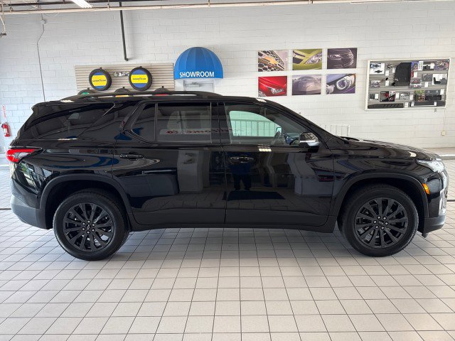 Used 2023 Chevrolet Traverse RS image 2