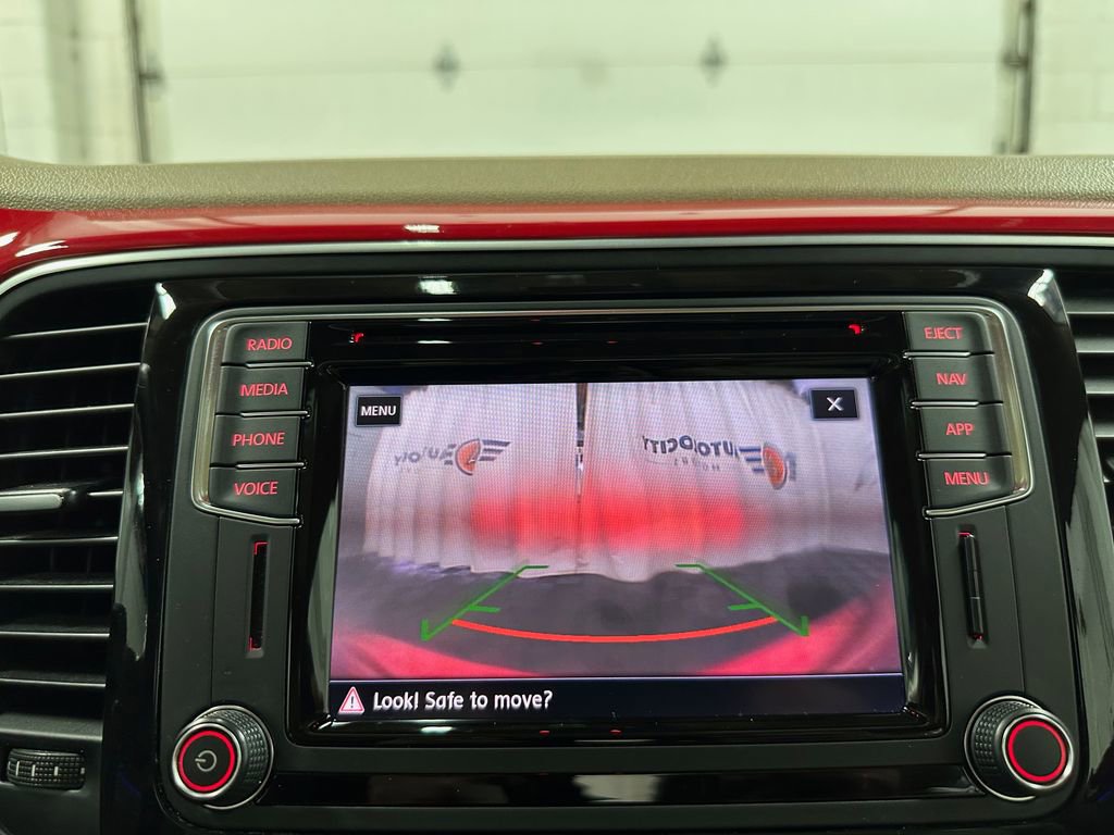 Used 2019 Volkswagen Beetle 2.0T SE FWD image 28