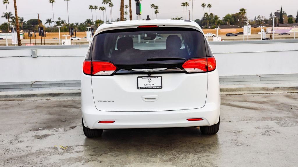 Used 2024 Chrysler Voyager LX image 8