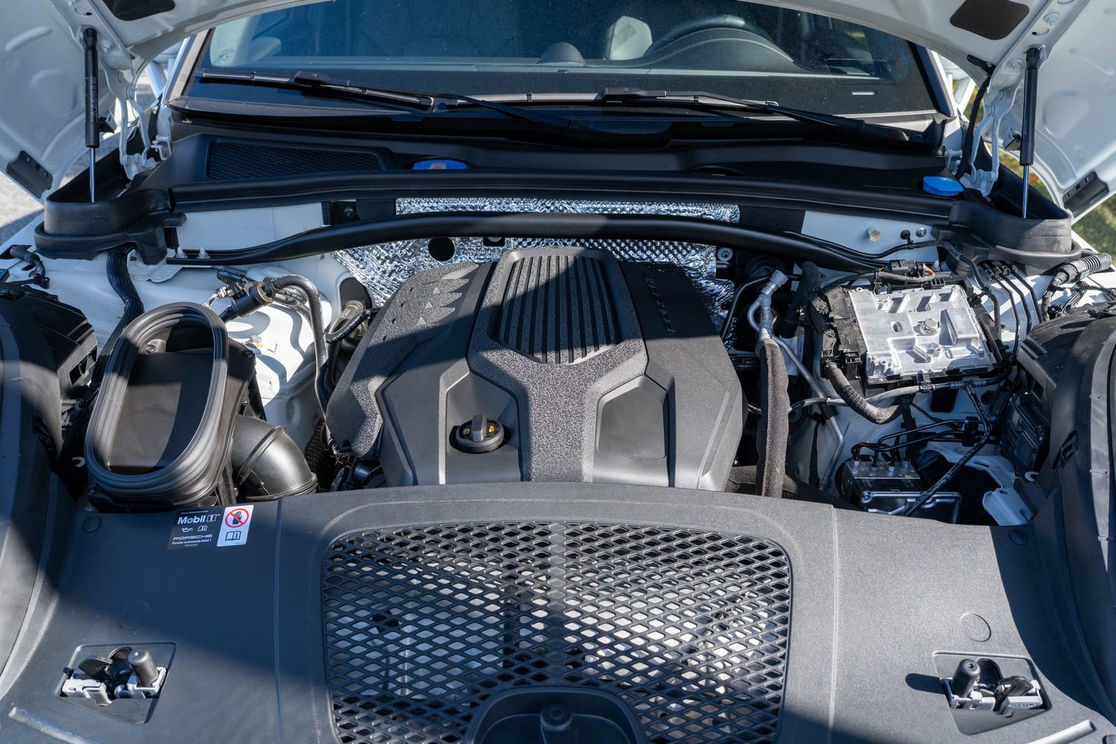 Certified 2025 Porsche Macan Base image 17