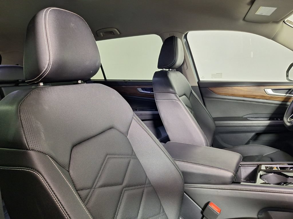 Used 2025 Volkswagen Atlas SE FWD image 29