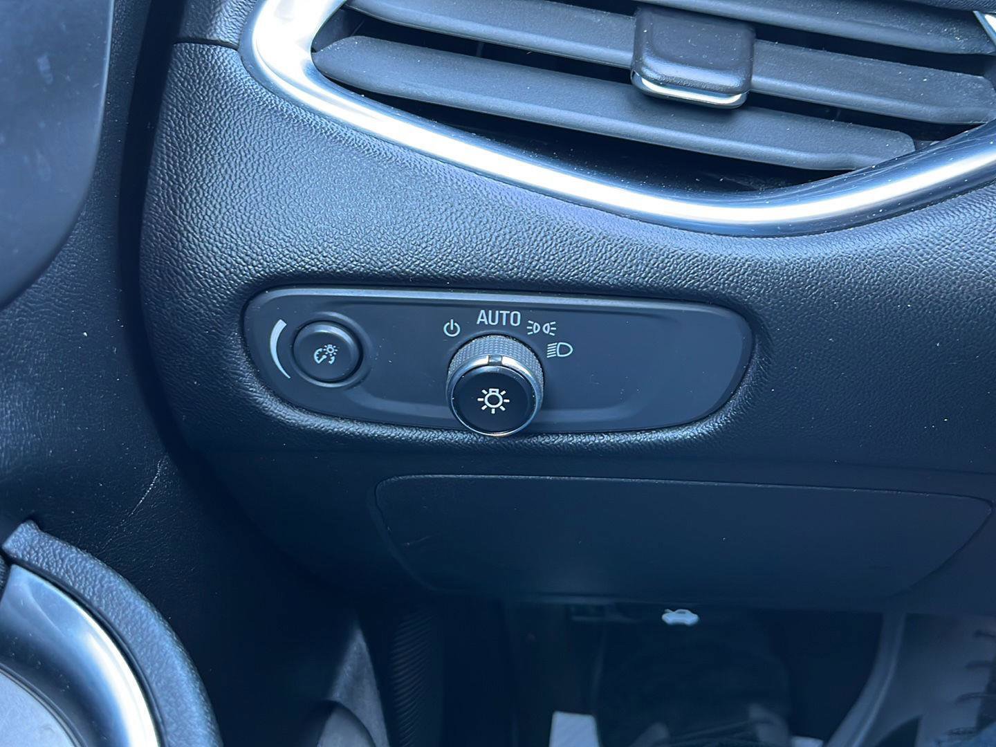 Used 2021 Chevrolet Malibu LT image 23