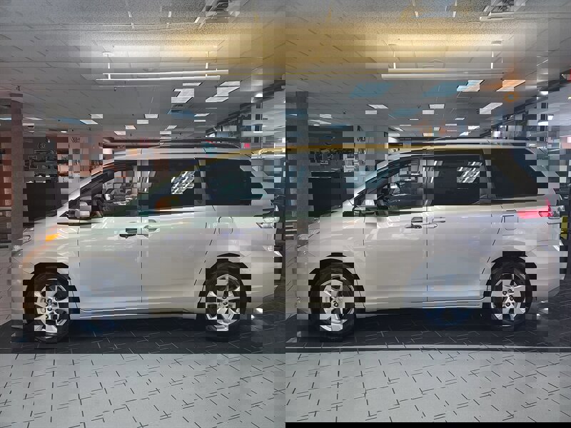 Used 2014 Toyota Sienna LE image 2