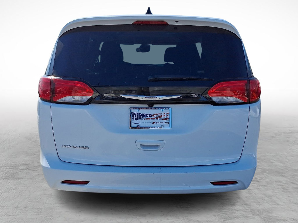 Used 2023 Chrysler Voyager LX image 4