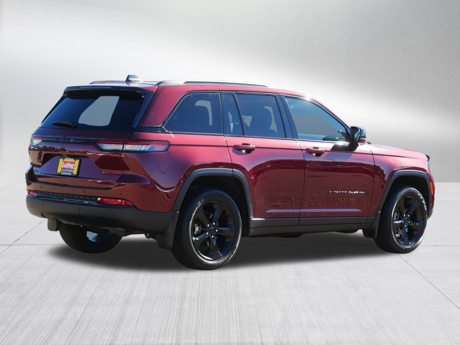 Used 2023 Jeep Grand Cherokee Altitude AWD/4WD image 7