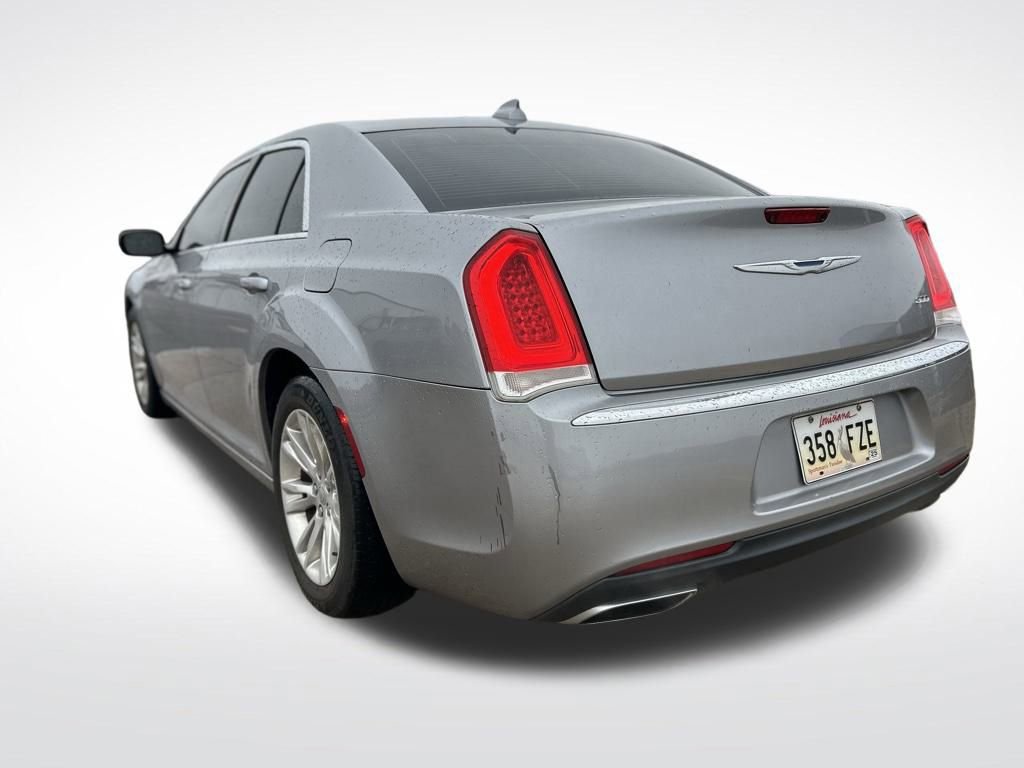 Used 2018 Chrysler 300 Touring L image 5