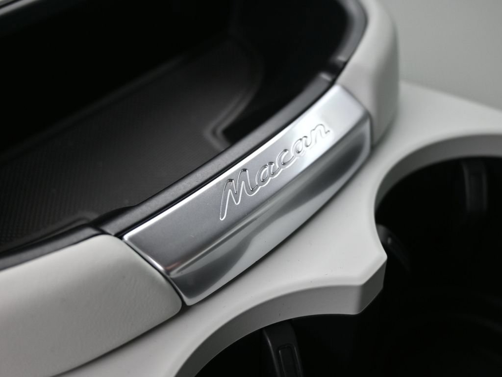 Certified 2026 Porsche Macan AWD/4WD image 11