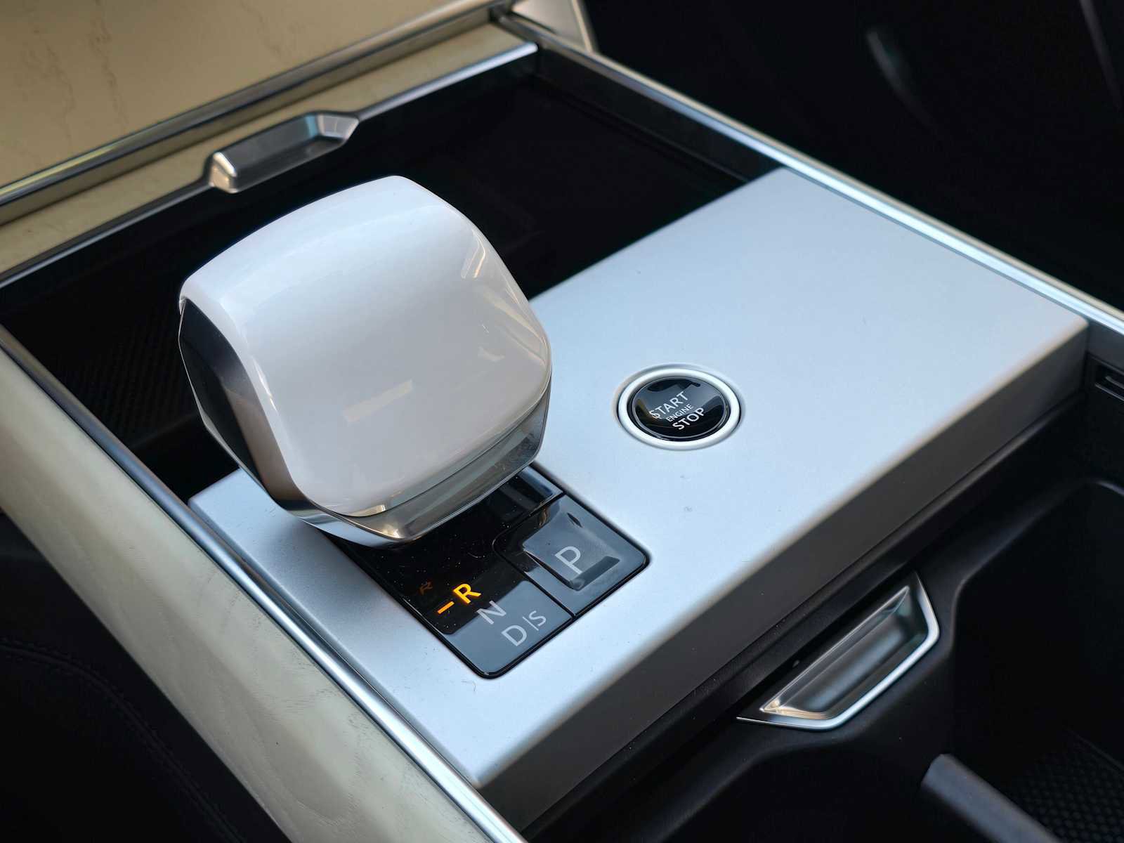 New 2025 Land Rover Range Rover SV image 30