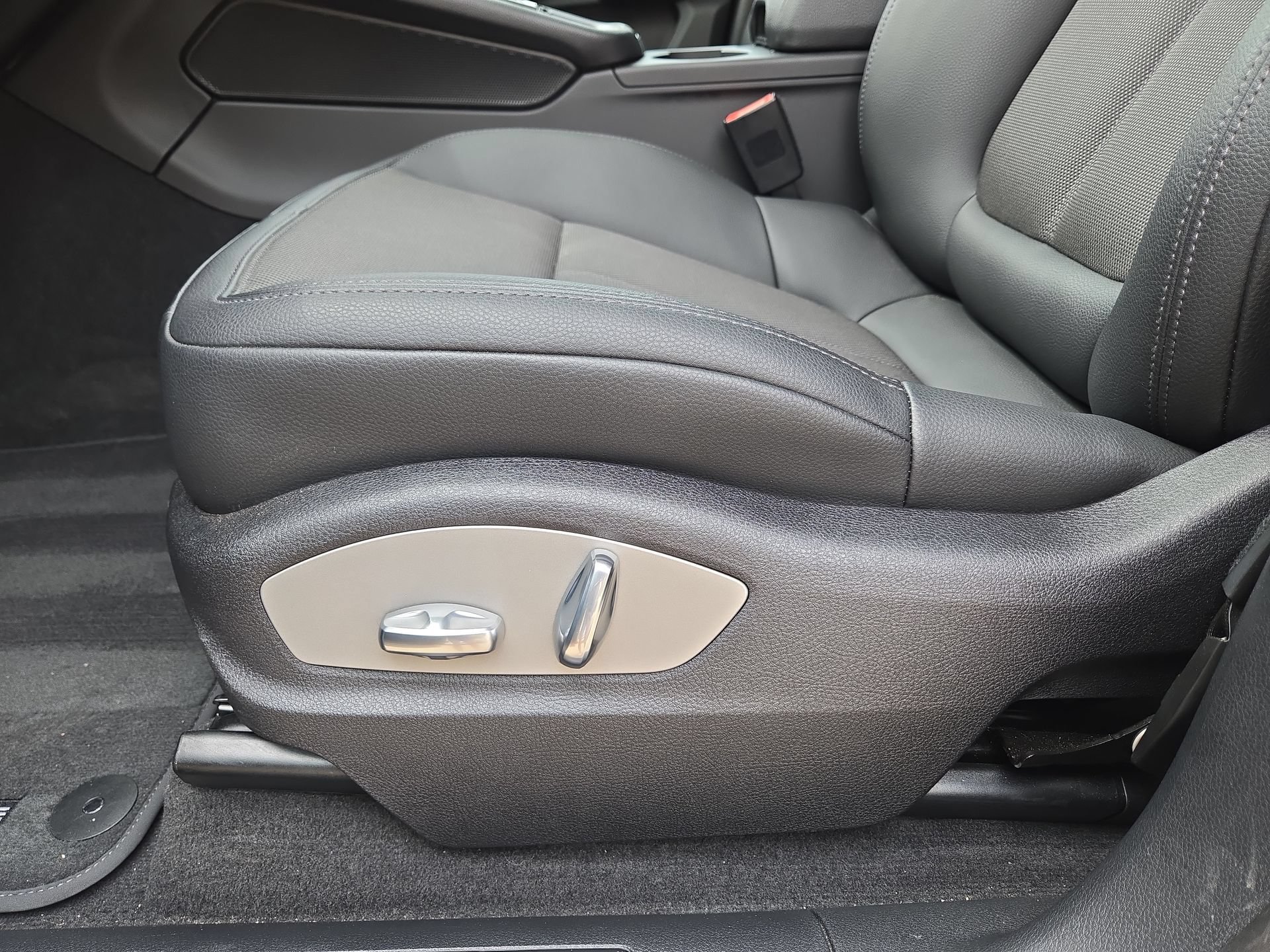 Used 2025 Porsche Macan AWD/4WD image 17
