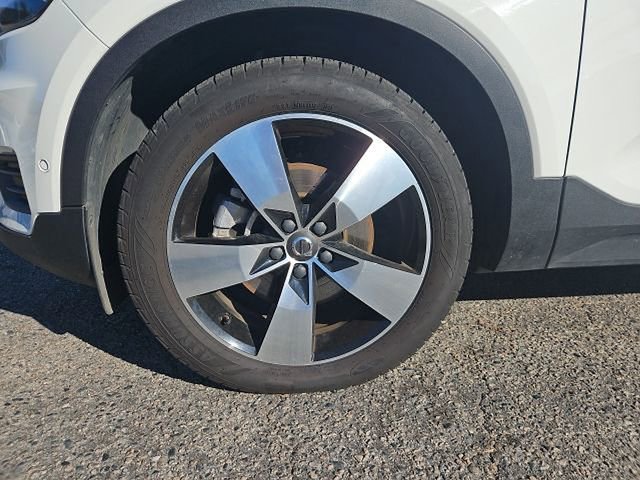Used 2019 Volvo XC40 T5 Momentum image 3