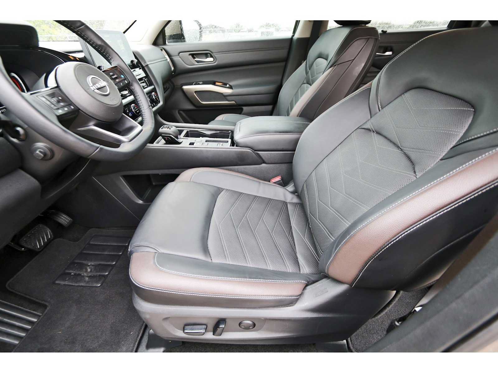 Used 2024 Nissan Pathfinder Platinum FWD image 11