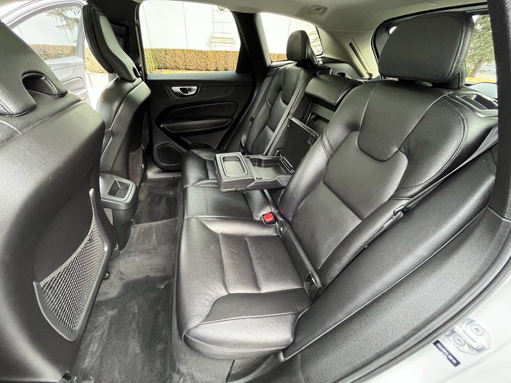 Used 2020 Volvo XC60 T6 Momentum image 31