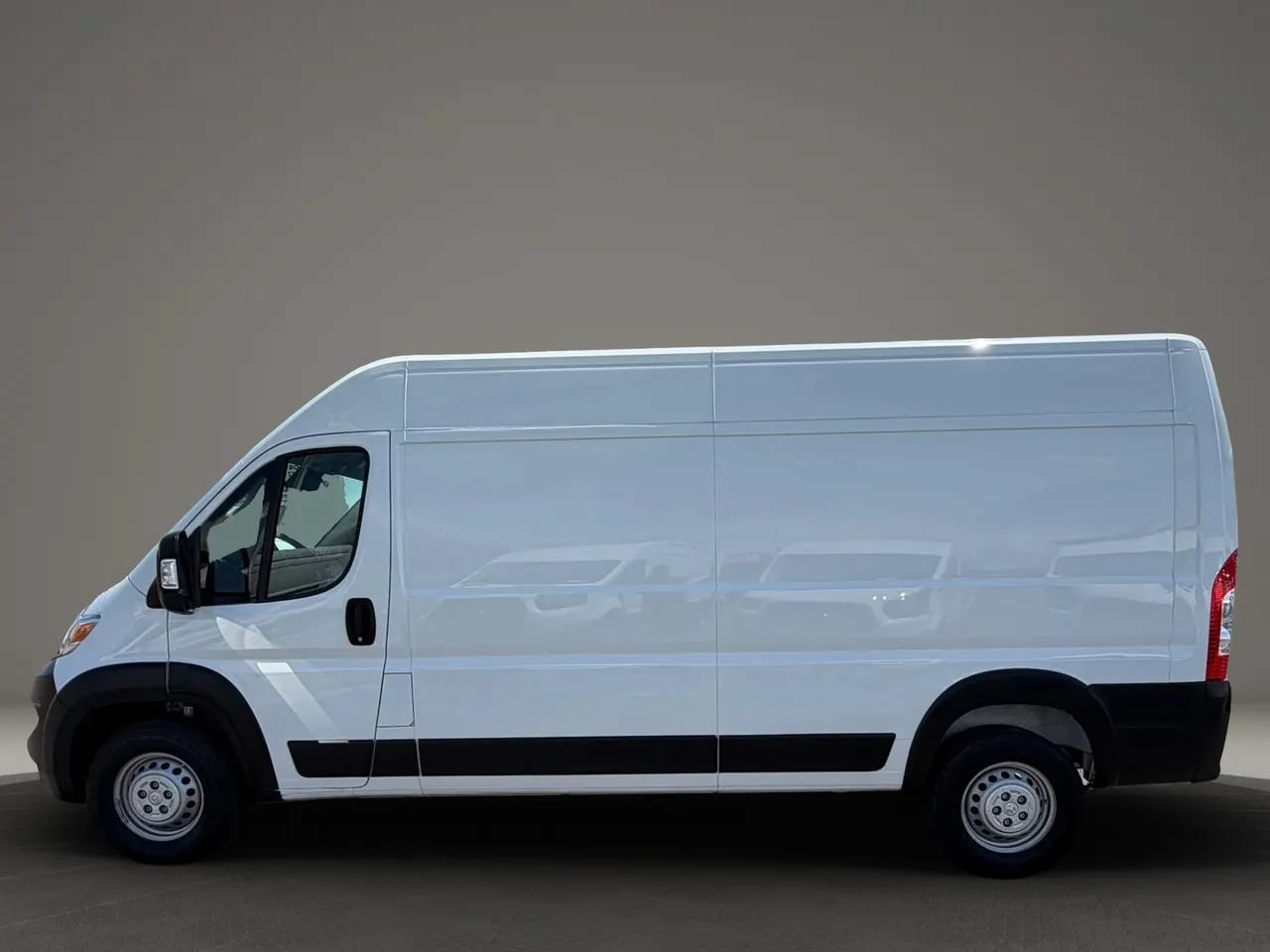 Used 2025 RAM ProMaster 2500 w/ Convenience Group FWD image 3