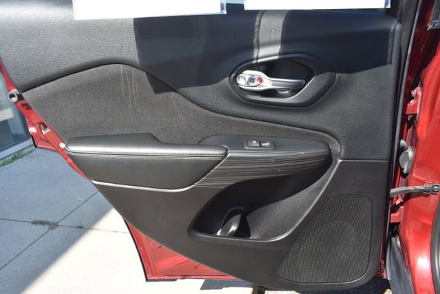 Used 2015 Jeep Cherokee Latitude w/ Cold Weather Group AWD/4WD image 34