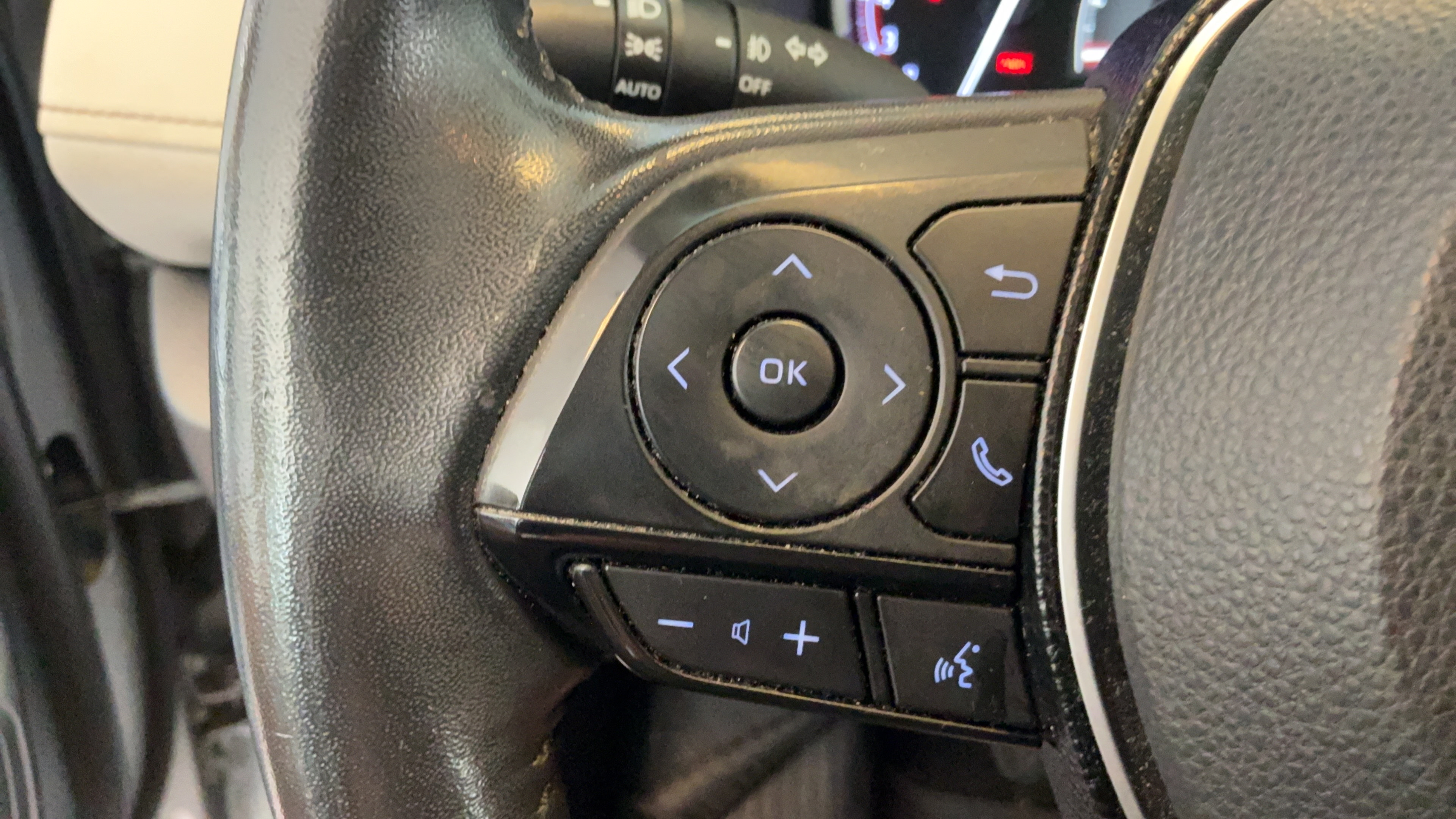 Used 2020 Toyota RAV4 Limited FWD image 18