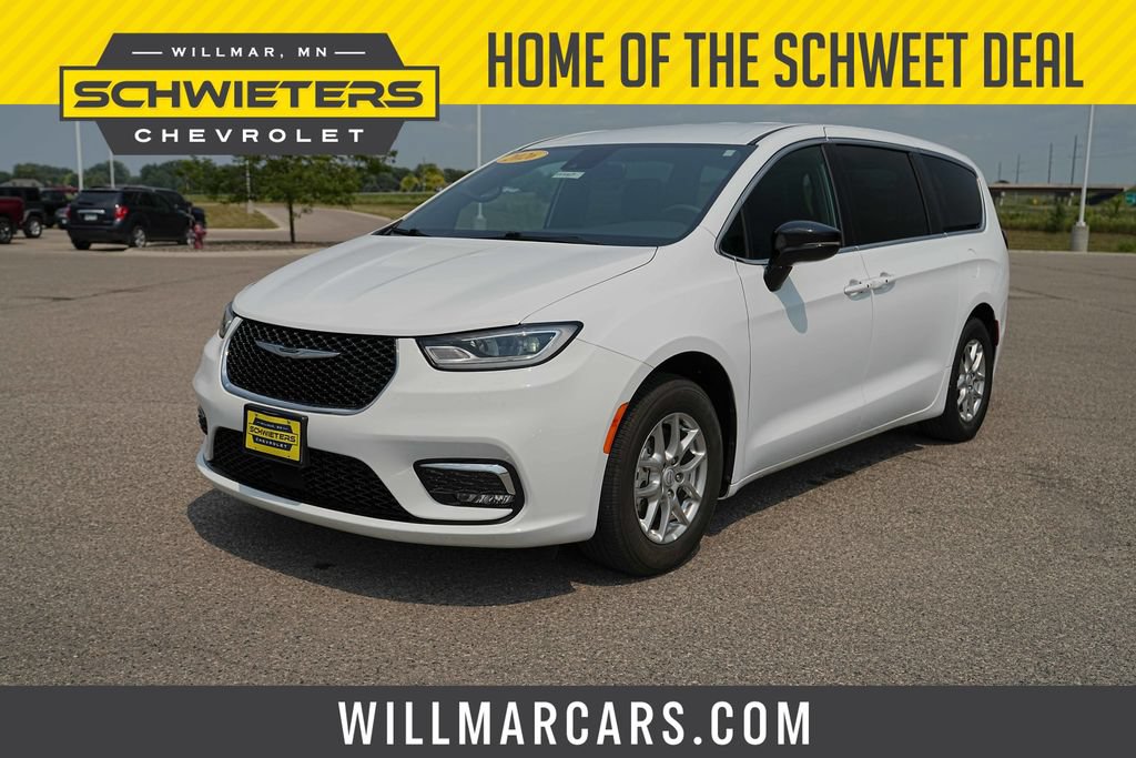 Used 2026 Chrysler Pacifica Select