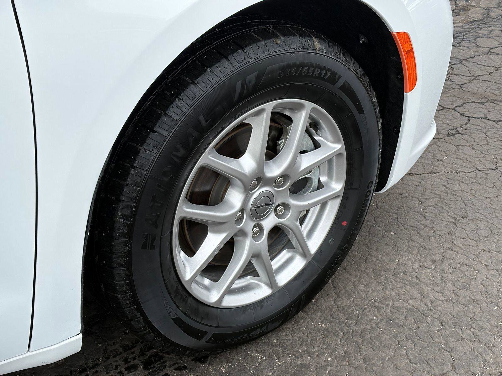 Used 2024 Chrysler Pacifica Touring-L image 9