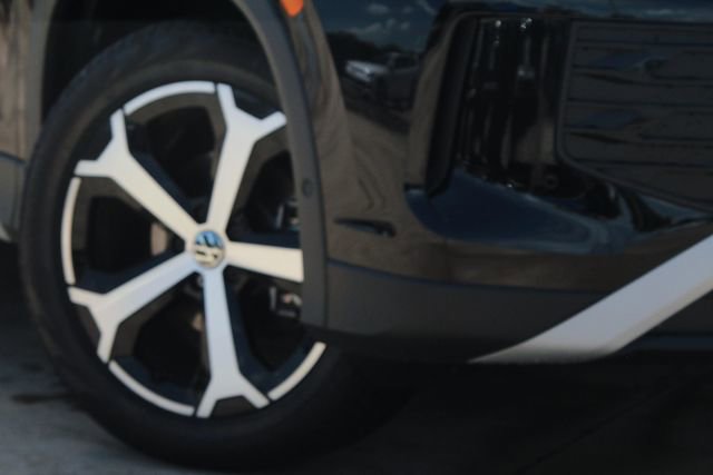 Certified 2025 Volkswagen Tiguan SE image 2