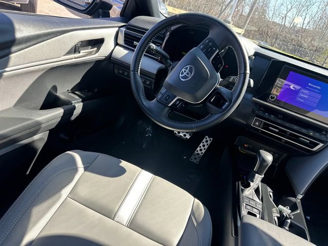Used 2025 Toyota Camry SE image 18