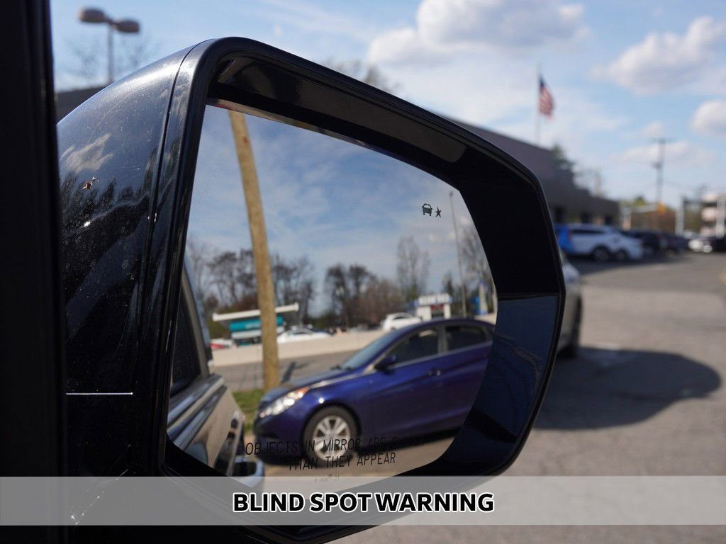 Used 2023 GMC Yukon SLT w/ SLT Premium Package image 9