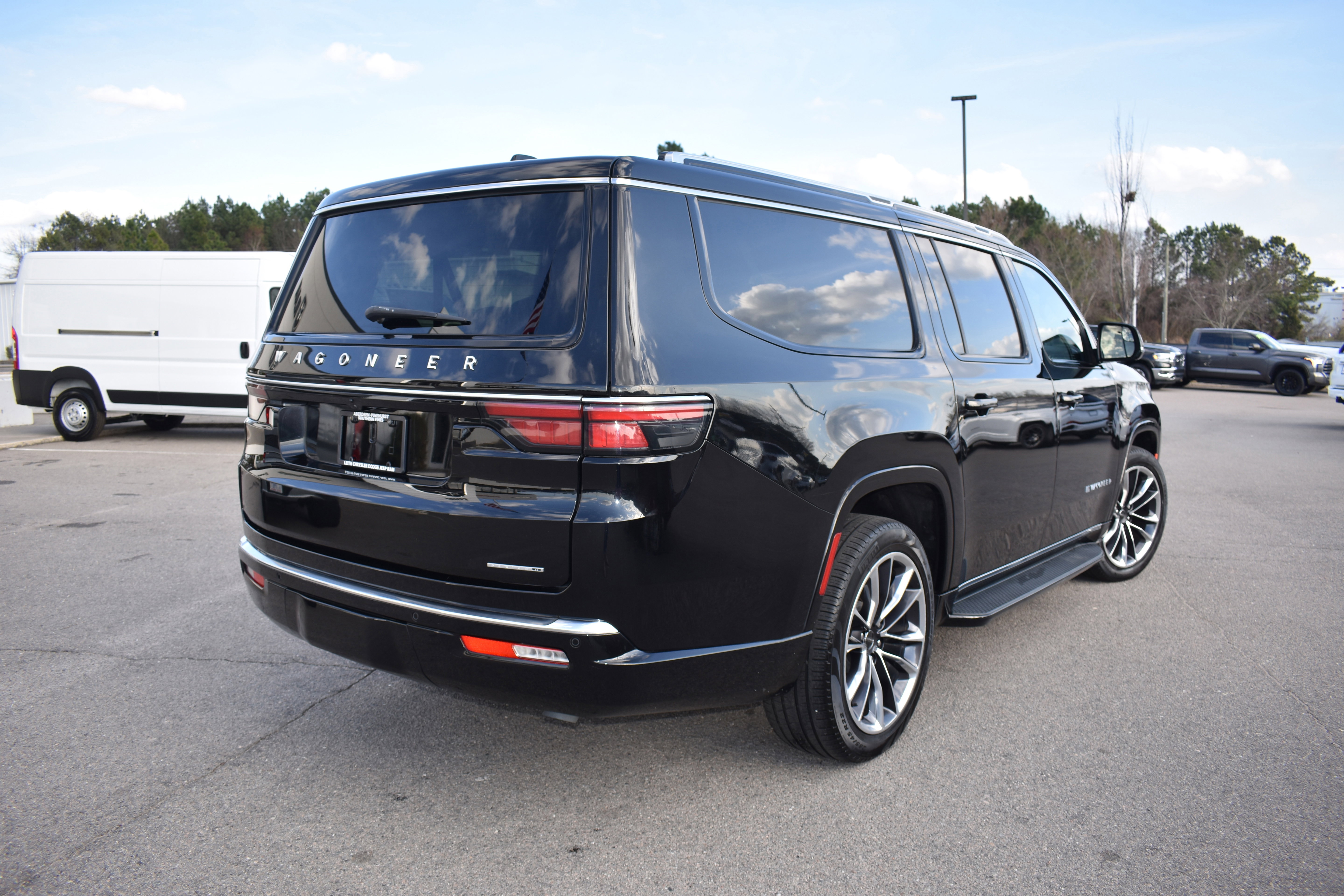 Used 2024 Jeep Wagoneer L Series II w/ Premium Group I image 9
