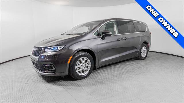 Used 2023 Chrysler Pacifica Touring-L FWD image 2