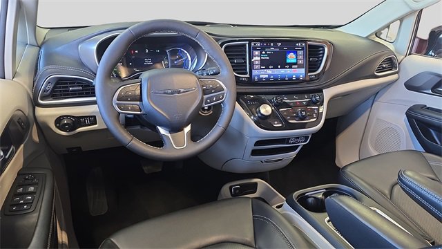 Used 2024 Chrysler Pacifica Select image 20