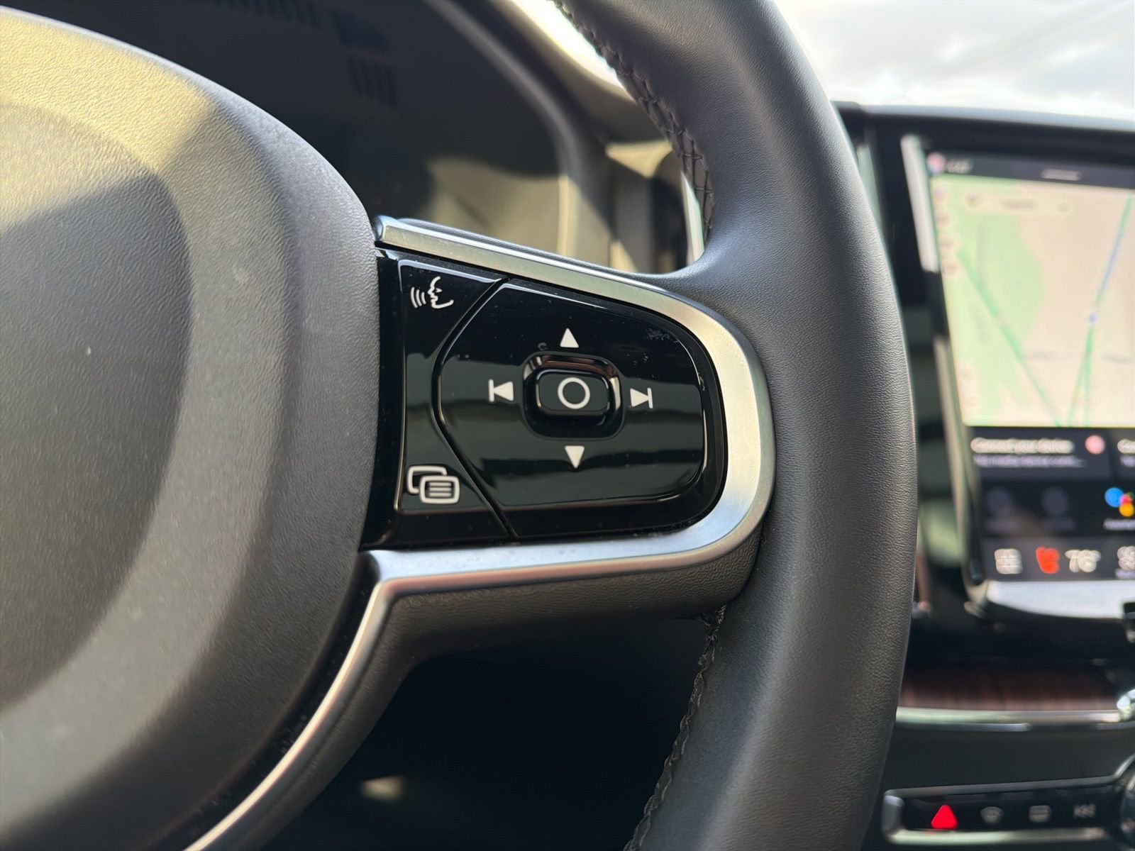 Certified 2025 Volvo XC60 T8 Plus w/ Protection Package Premier image 63