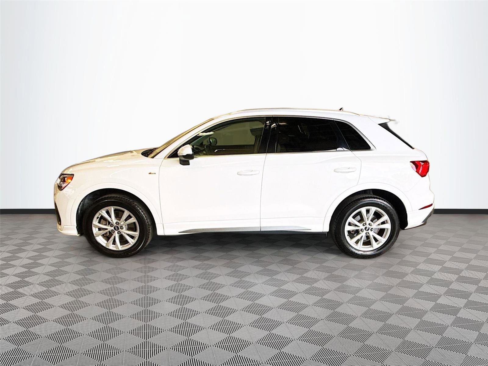 Used 2021 Audi Q3 2.0T Premium w/ Convenience Package AWD/4WD image 4