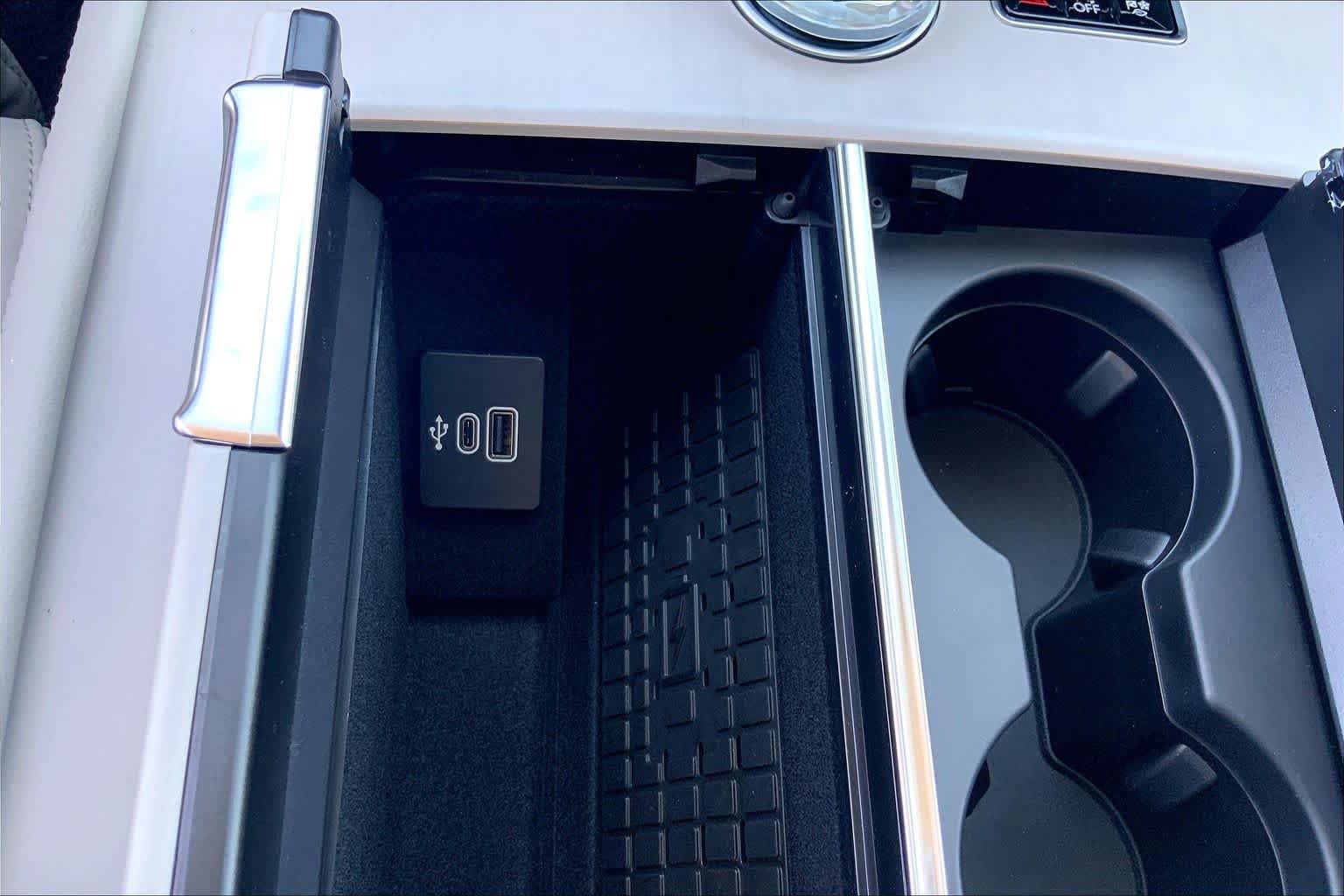New 2026 Lincoln Navigator L Premier AWD/4WD image 19