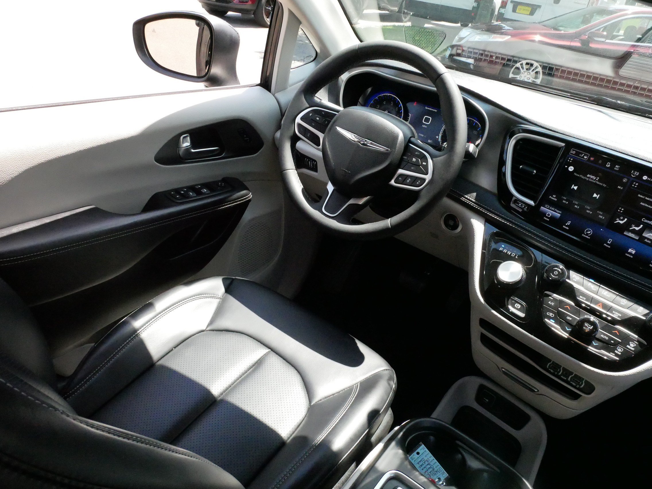 Used 2023 Chrysler Pacifica Touring-L AWD/4WD image 9