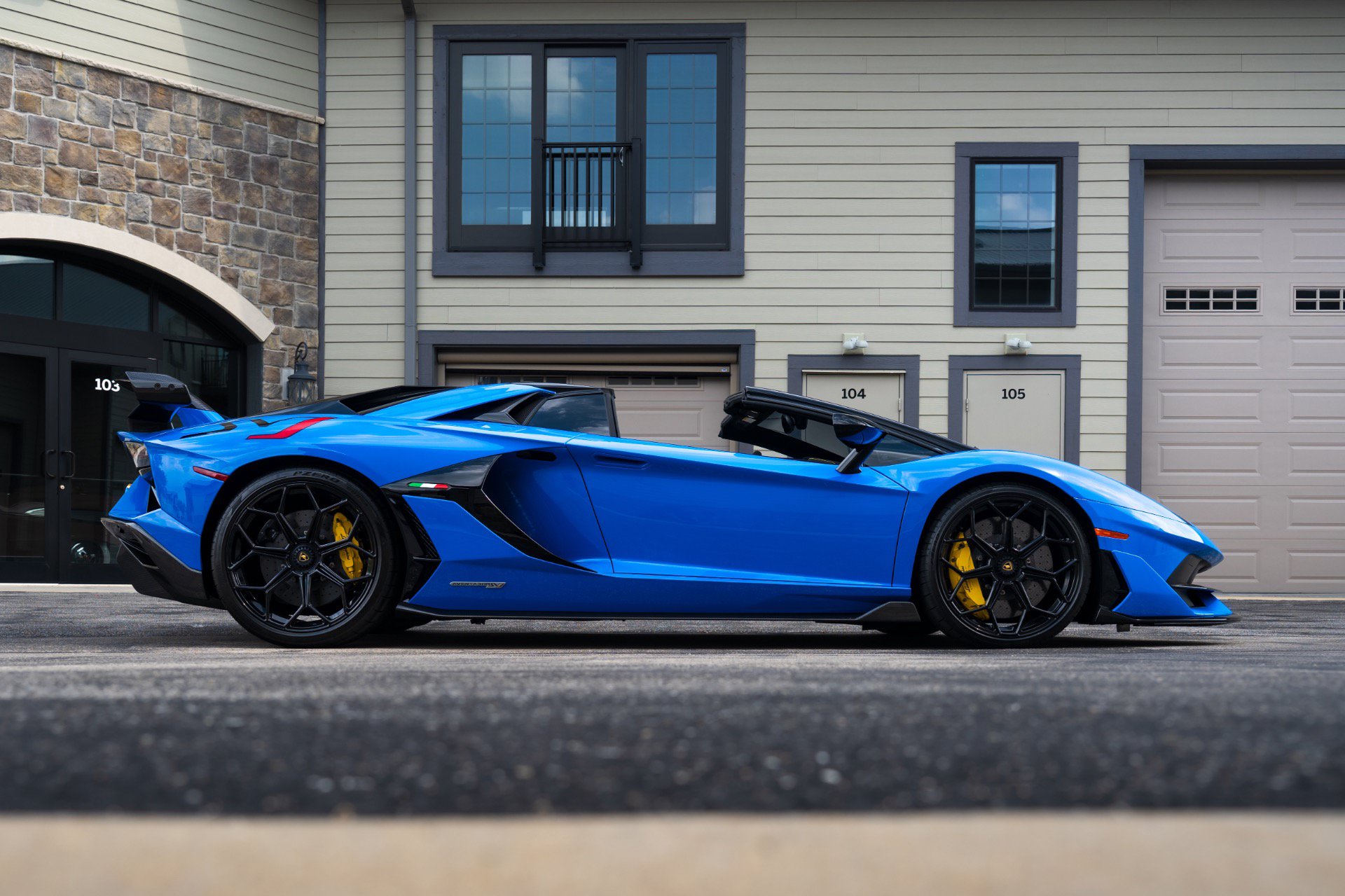 Used 2021 Lamborghini Aventador SVJ AWD/4WD image 12