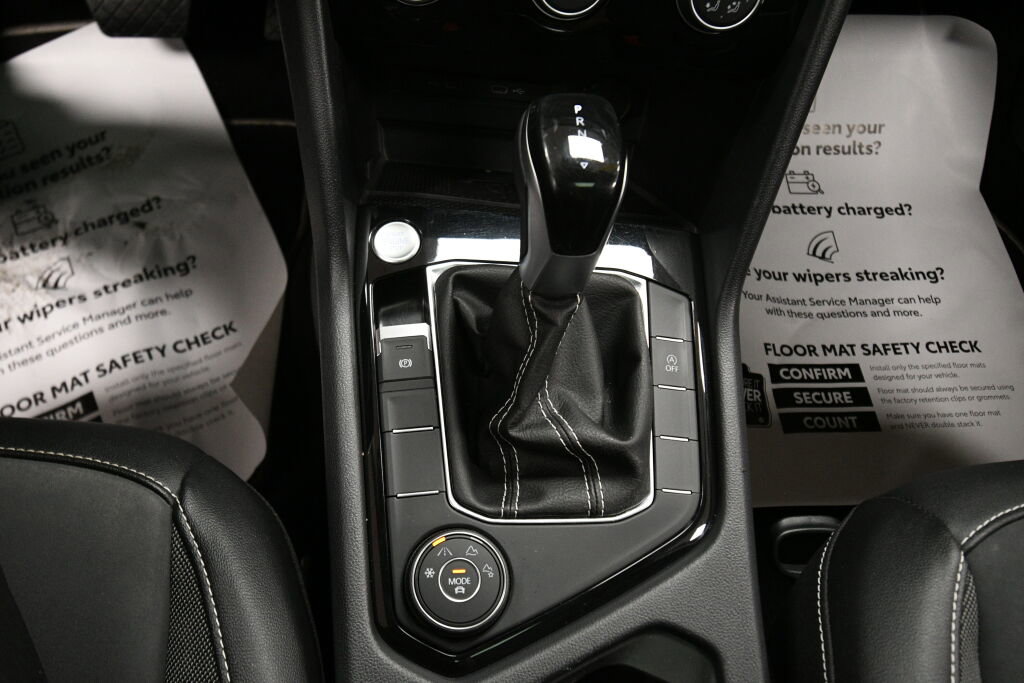 Used 2023 Volkswagen Taos SE w/ Panoramic Sunroof Package AWD/4WD image 17