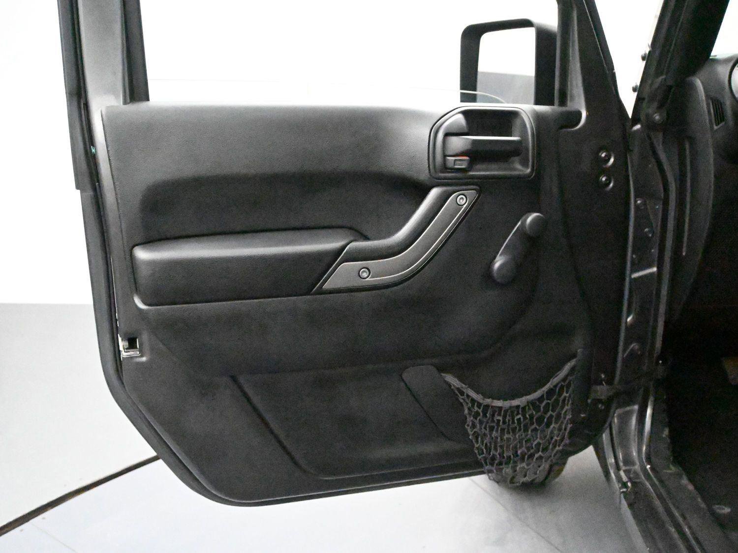 Used 2017 Jeep Wrangler Unlimited Sport w/ Connectivity Group AWD/4WD image 8