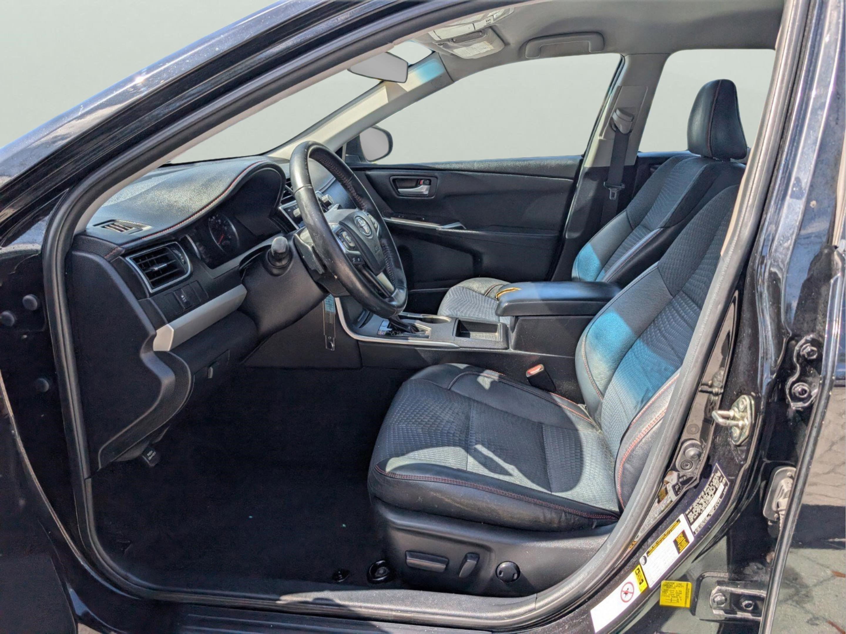 Used 2015 Toyota Camry SE image 27