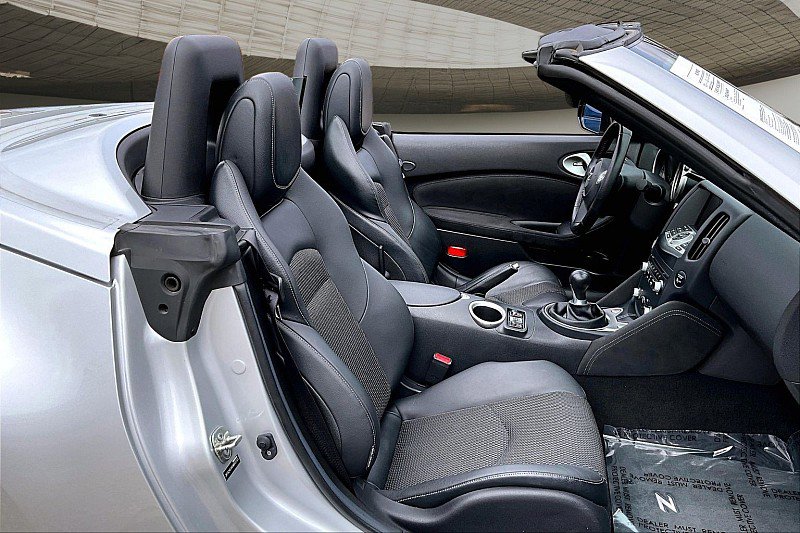 Used 2017 Nissan 370Z Touring image 7