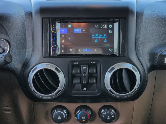 Used 2015 Jeep Wrangler Unlimited Rubicon AWD/4WD image 17