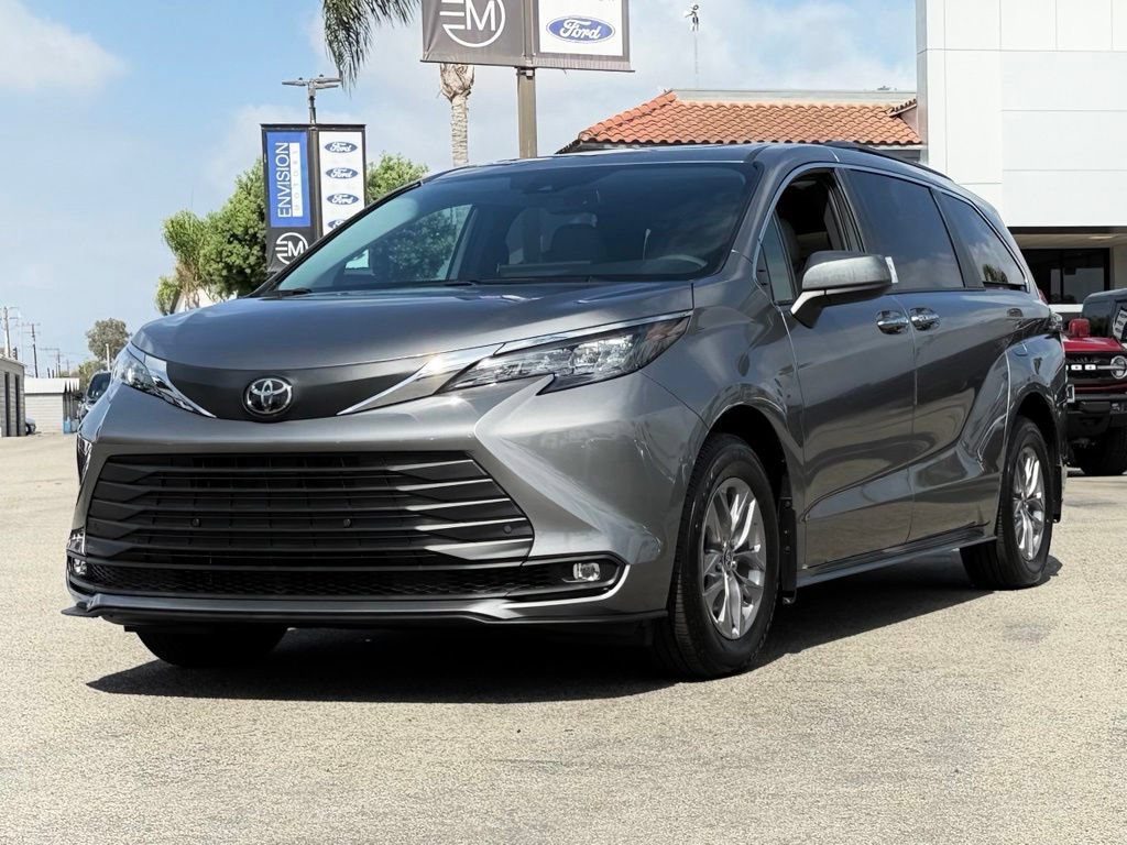 Used 2026 Toyota Sienna XLE FWD image 4