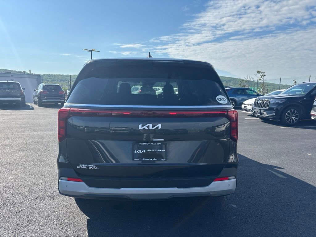 Used 2025 Kia Carnival FWD image 4