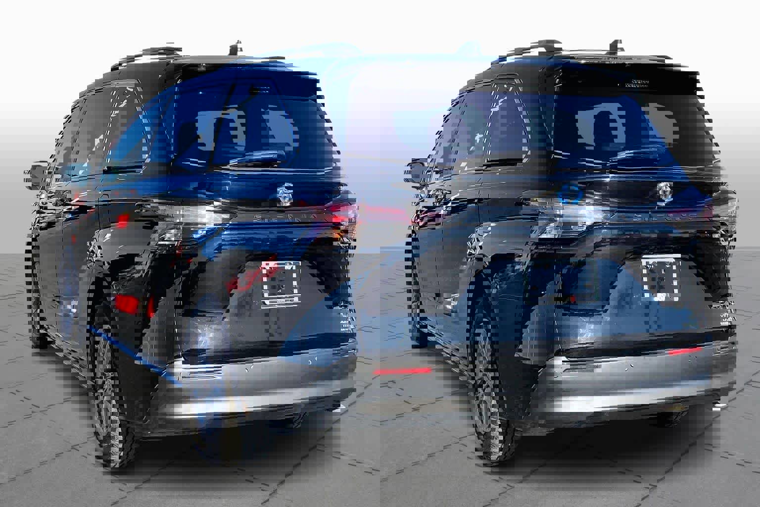 Used 2023 Toyota Sienna XLE image 11