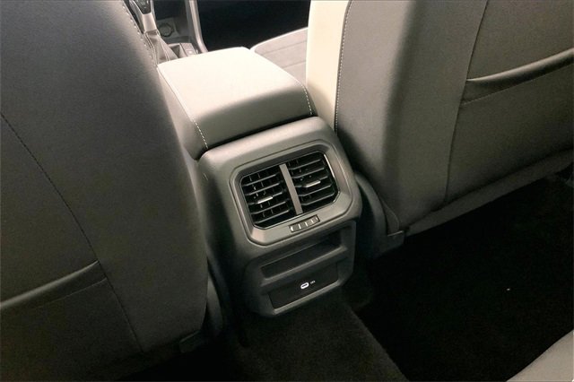 Certified 2025 Volkswagen Taos SE w/ Panoramic Sunroof Package image 34
