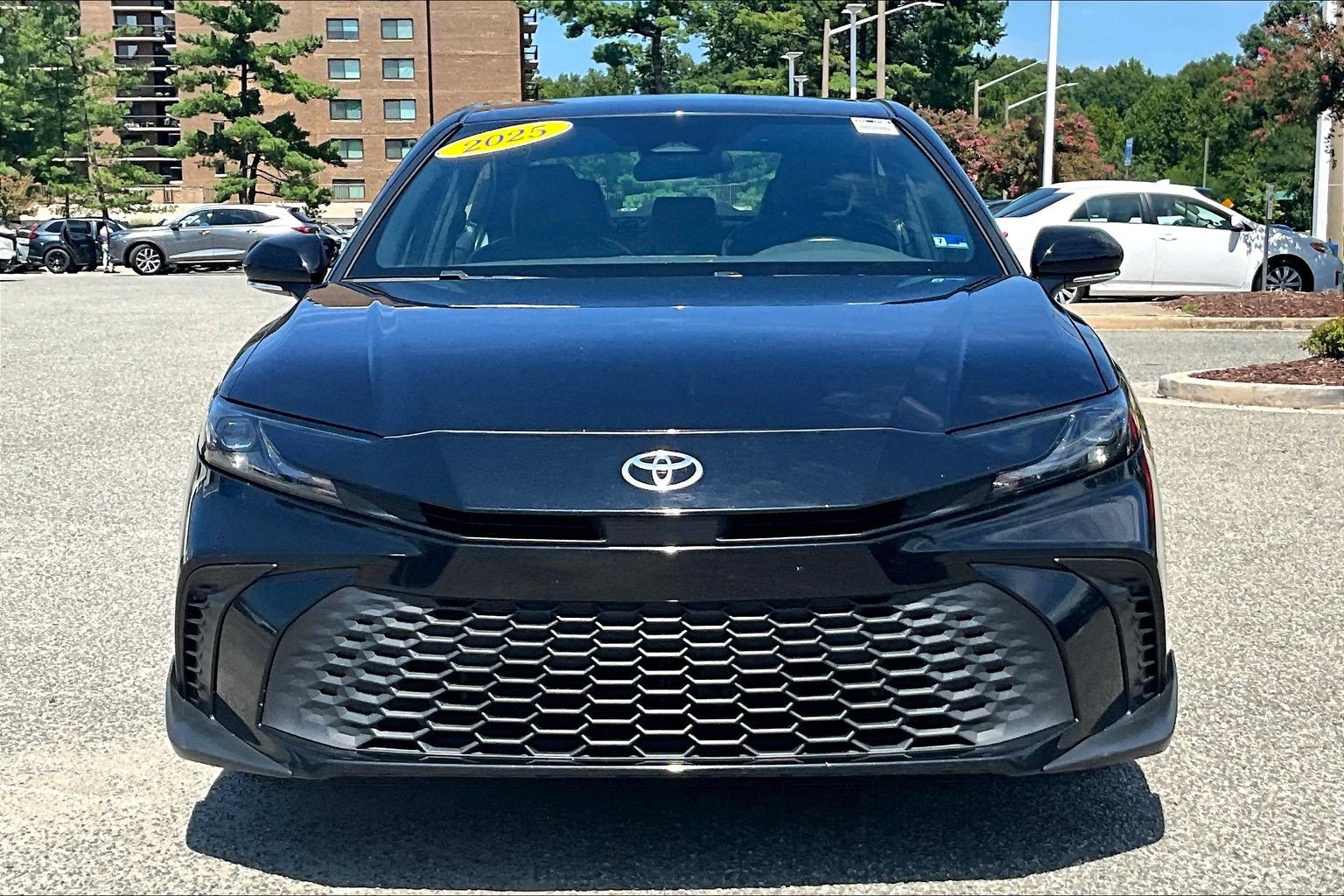 Used 2025 Toyota Camry SE FWD image 3